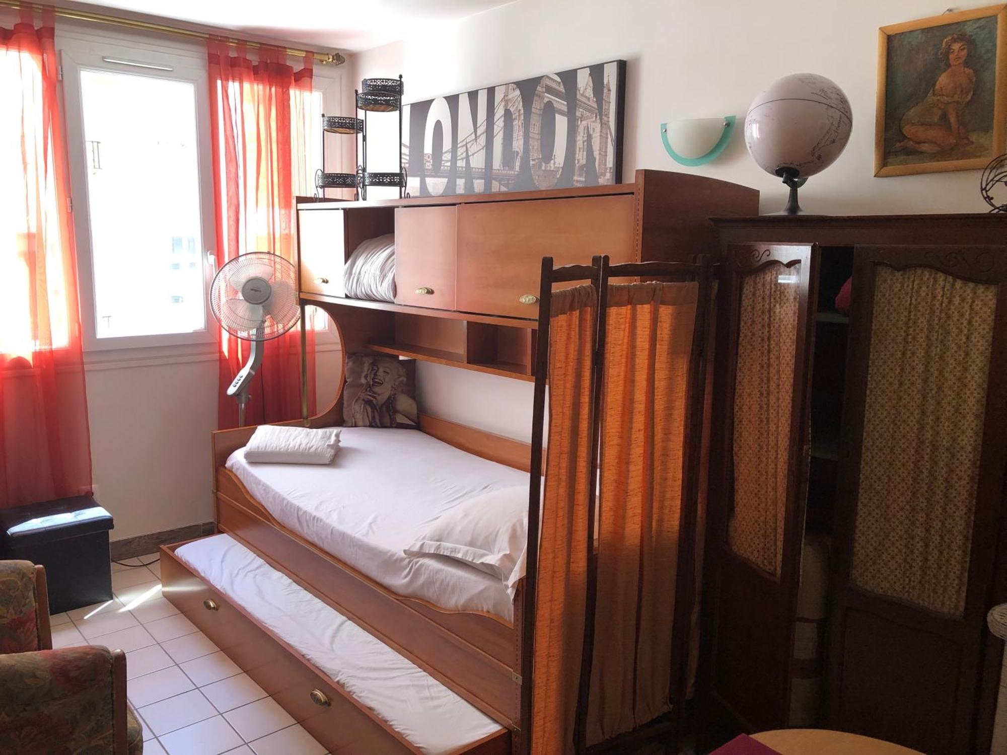 Studio Pigalle De 25 M2 - 2 Lits Simples Type Gigogne Pour 2 Personnes - Coeur Touristique De Paris - 2 Minutes De La Station Metro Pigalle ,Petit Train Vers La Butte Montmartre-Cabarets Moulin Rouge,Chez Michou-Restaurants Bouillon Pigalle,Berliner Buitenkant foto