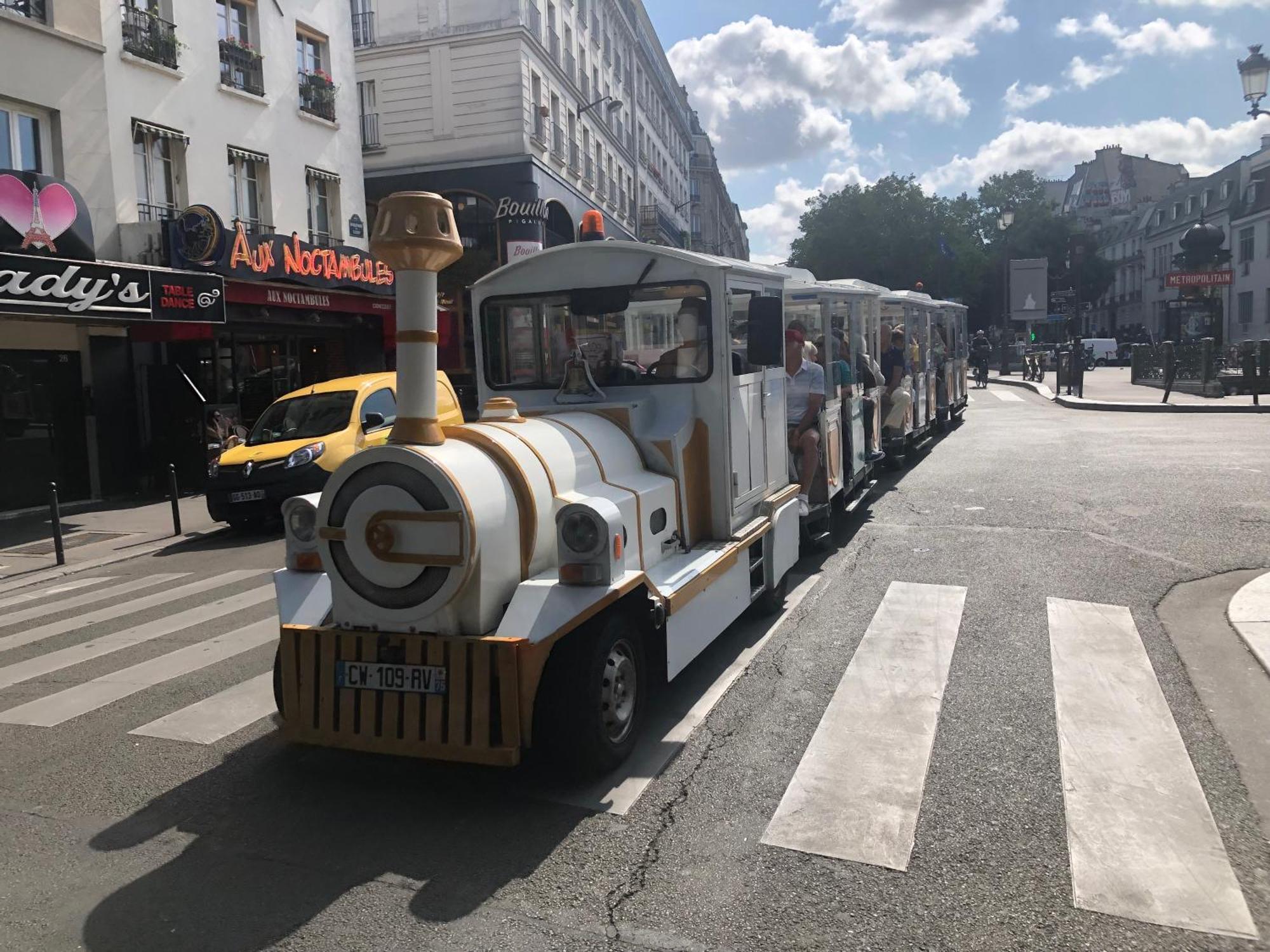 Studio Pigalle De 25 M2 - 2 Lits Simples Type Gigogne Pour 2 Personnes - Coeur Touristique De Paris - 2 Minutes De La Station Metro Pigalle ,Petit Train Vers La Butte Montmartre-Cabarets Moulin Rouge,Chez Michou-Restaurants Bouillon Pigalle,Berliner Buitenkant foto