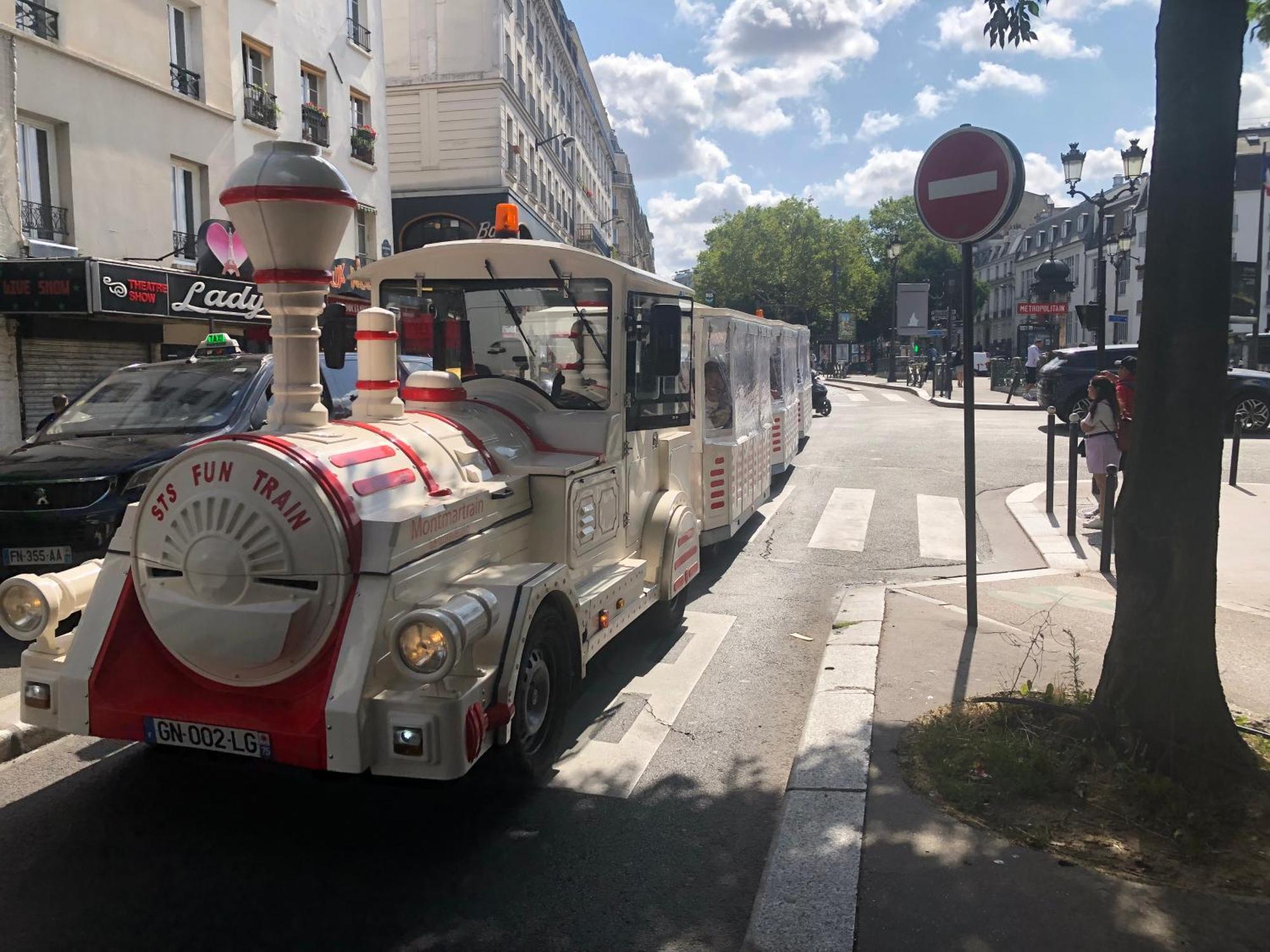Studio Pigalle De 25 M2 - 2 Lits Simples Type Gigogne Pour 2 Personnes - Coeur Touristique De Paris - 2 Minutes De La Station Metro Pigalle ,Petit Train Vers La Butte Montmartre-Cabarets Moulin Rouge,Chez Michou-Restaurants Bouillon Pigalle,Berliner Buitenkant foto