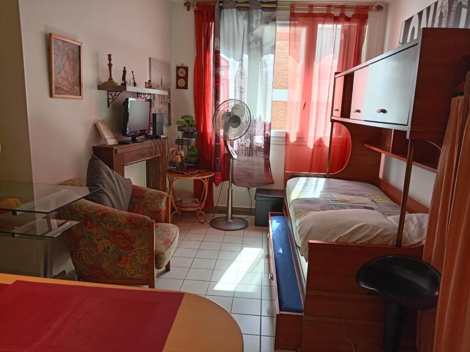Studio Pigalle De 25 M2 - 2 Lits Simples Type Gigogne Pour 2 Personnes - Coeur Touristique De Paris - 2 Minutes De La Station Metro Pigalle ,Petit Train Vers La Butte Montmartre-Cabarets Moulin Rouge,Chez Michou-Restaurants Bouillon Pigalle,Berliner Buitenkant foto