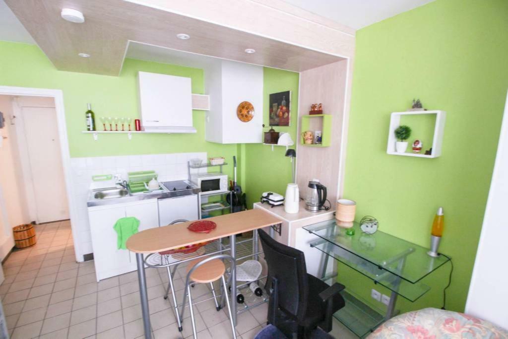 Studio Pigalle De 25 M2 - 2 Lits Simples Type Gigogne Pour 2 Personnes - Coeur Touristique De Paris - 2 Minutes De La Station Metro Pigalle ,Petit Train Vers La Butte Montmartre-Cabarets Moulin Rouge,Chez Michou-Restaurants Bouillon Pigalle,Berliner Buitenkant foto